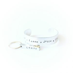 Gepersonaliseerde armband en sleutelhanger